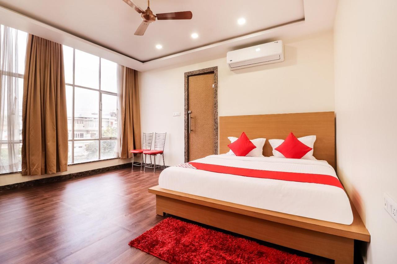 Oyo 61050 S S K Continental Hotel Juhi Bari Екстериор снимка