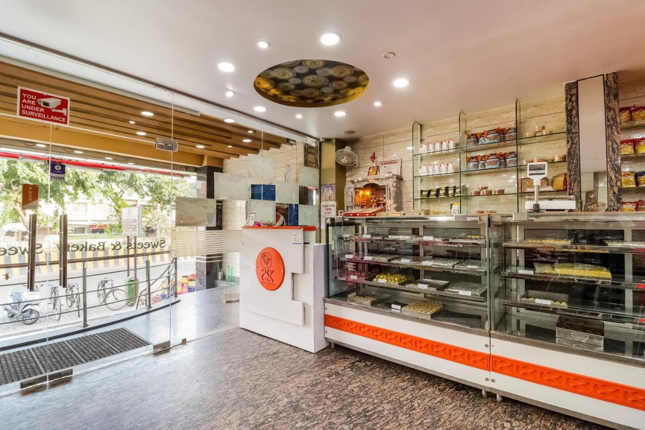 Oyo 61050 S S K Continental Hotel Juhi Bari Екстериор снимка