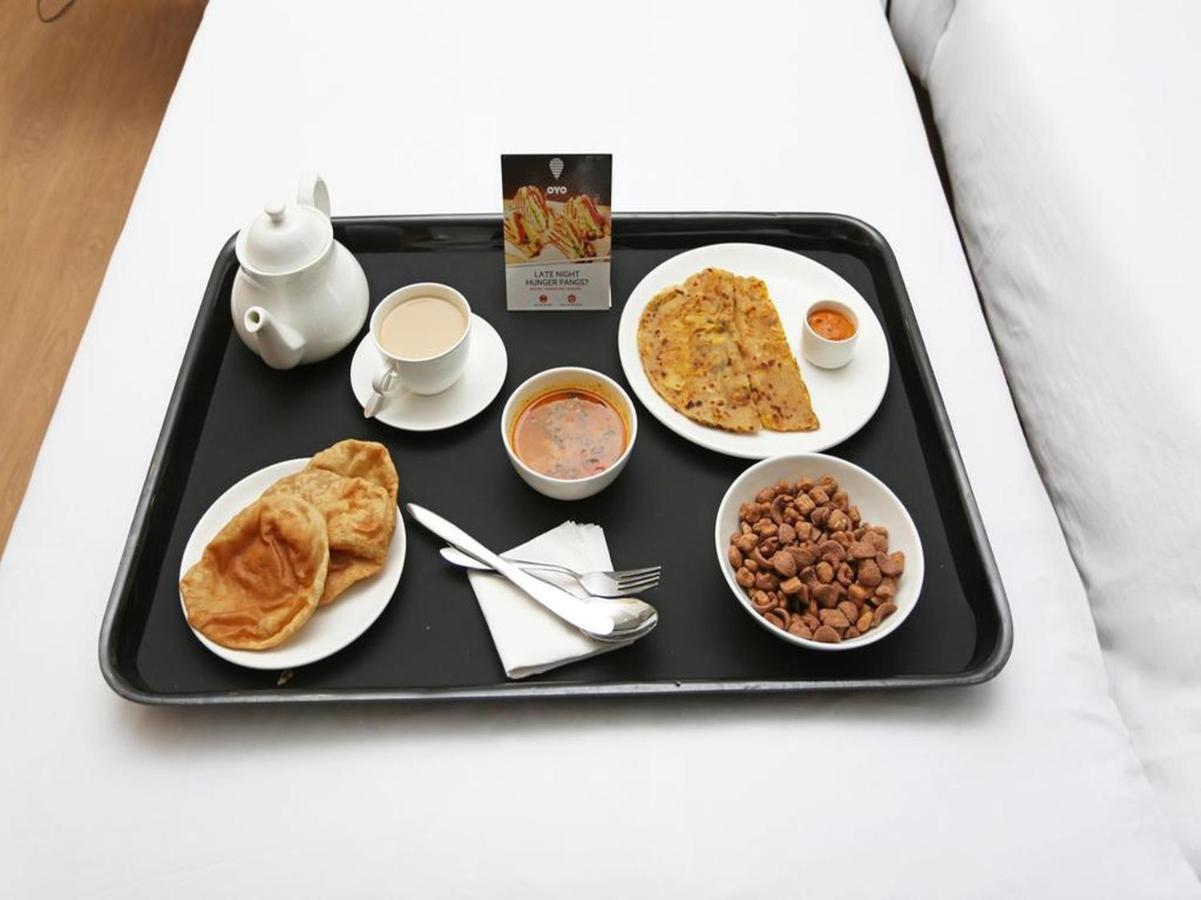 Oyo 61050 S S K Continental Hotel Juhi Bari Екстериор снимка